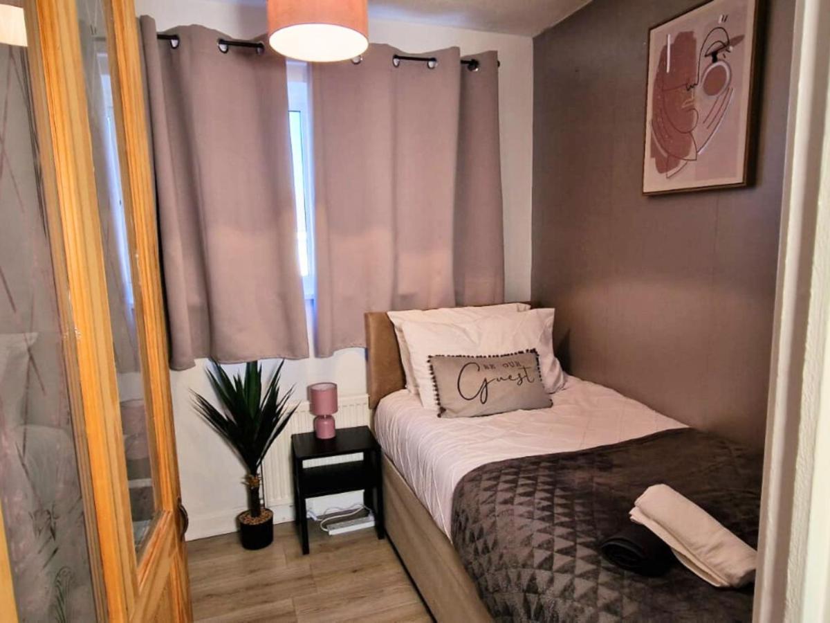 Spacious & Comfy Home- Very Close To Nec Birmingham ,Hs2 & Airport- Perfect For Contractors & Groups- Free Parking & Fast Wifi Marston Green Luaran gambar