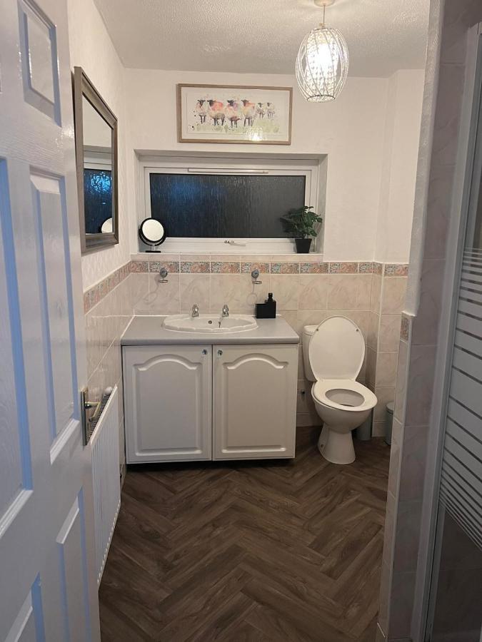 Spacious & Comfy Home- Very Close To Nec Birmingham ,Hs2 & Airport- Perfect For Contractors & Groups- Free Parking & Fast Wifi Marston Green Luaran gambar