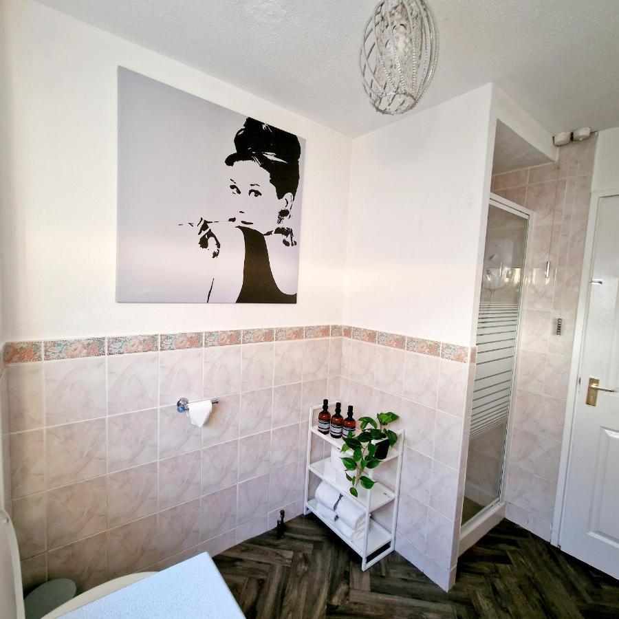Spacious & Comfy Home- Very Close To Nec Birmingham ,Hs2 & Airport- Perfect For Contractors & Groups- Free Parking & Fast Wifi Marston Green Luaran gambar