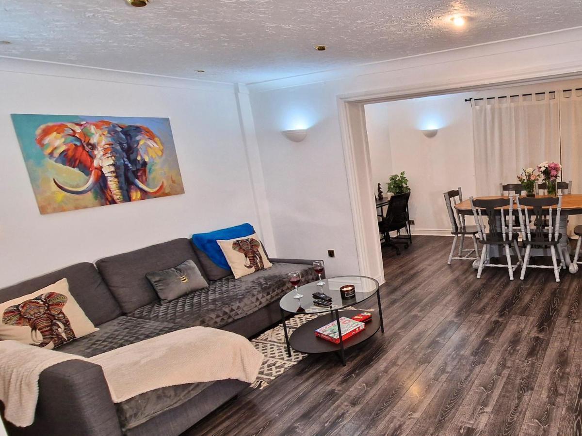Spacious & Comfy Home- Very Close To Nec Birmingham ,Hs2 & Airport- Perfect For Contractors & Groups- Free Parking & Fast Wifi Marston Green Luaran gambar