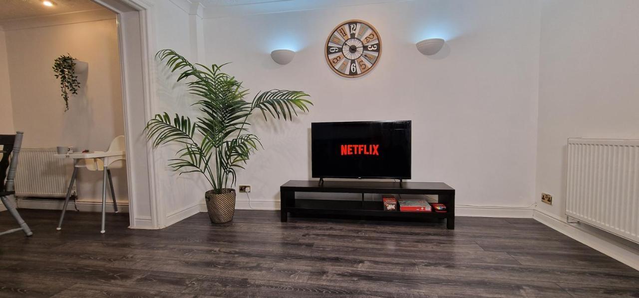 Spacious & Comfy Home- Very Close To Nec Birmingham ,Hs2 & Airport- Perfect For Contractors & Groups- Free Parking & Fast Wifi Marston Green Luaran gambar